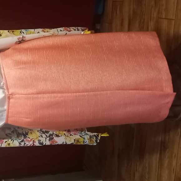 LE Suit - Picture 3 of 4